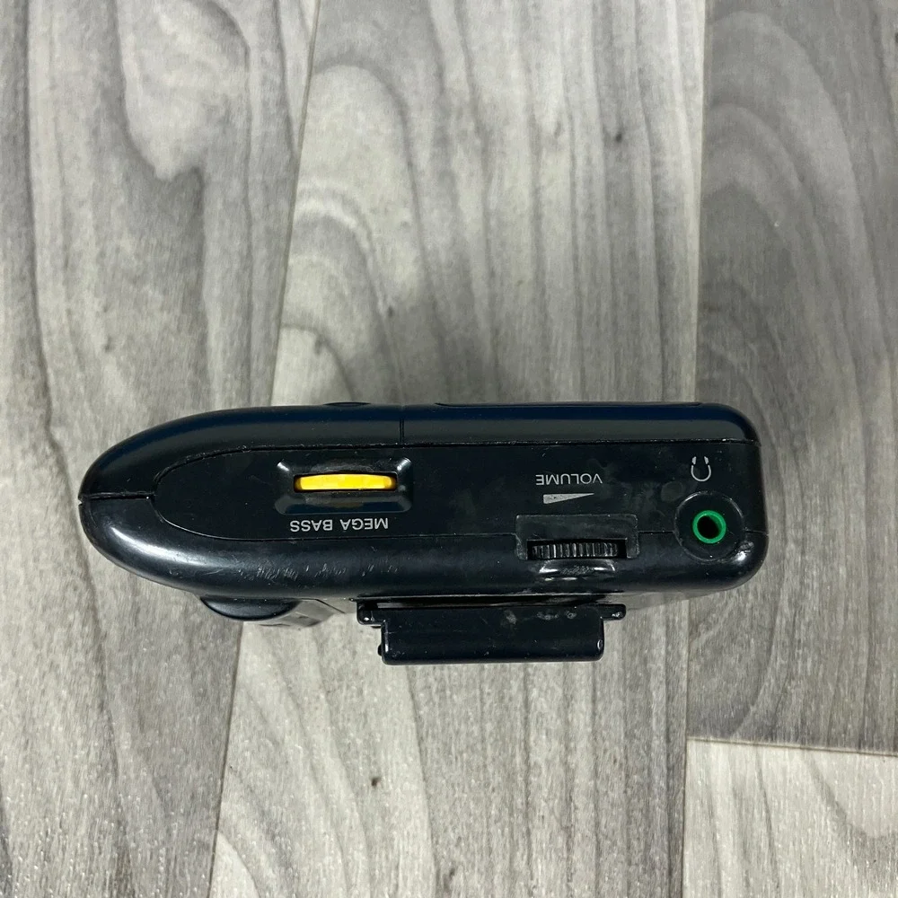VINTAGE SONY SRF-M45 MEGA BASS FM/AM WALKMAN WITH CARRYING CLIP‎